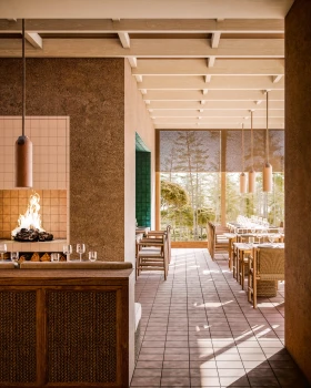 **Vera bistro**, restaurante mediterrâneo rodeado de um florestal de Pinheiros